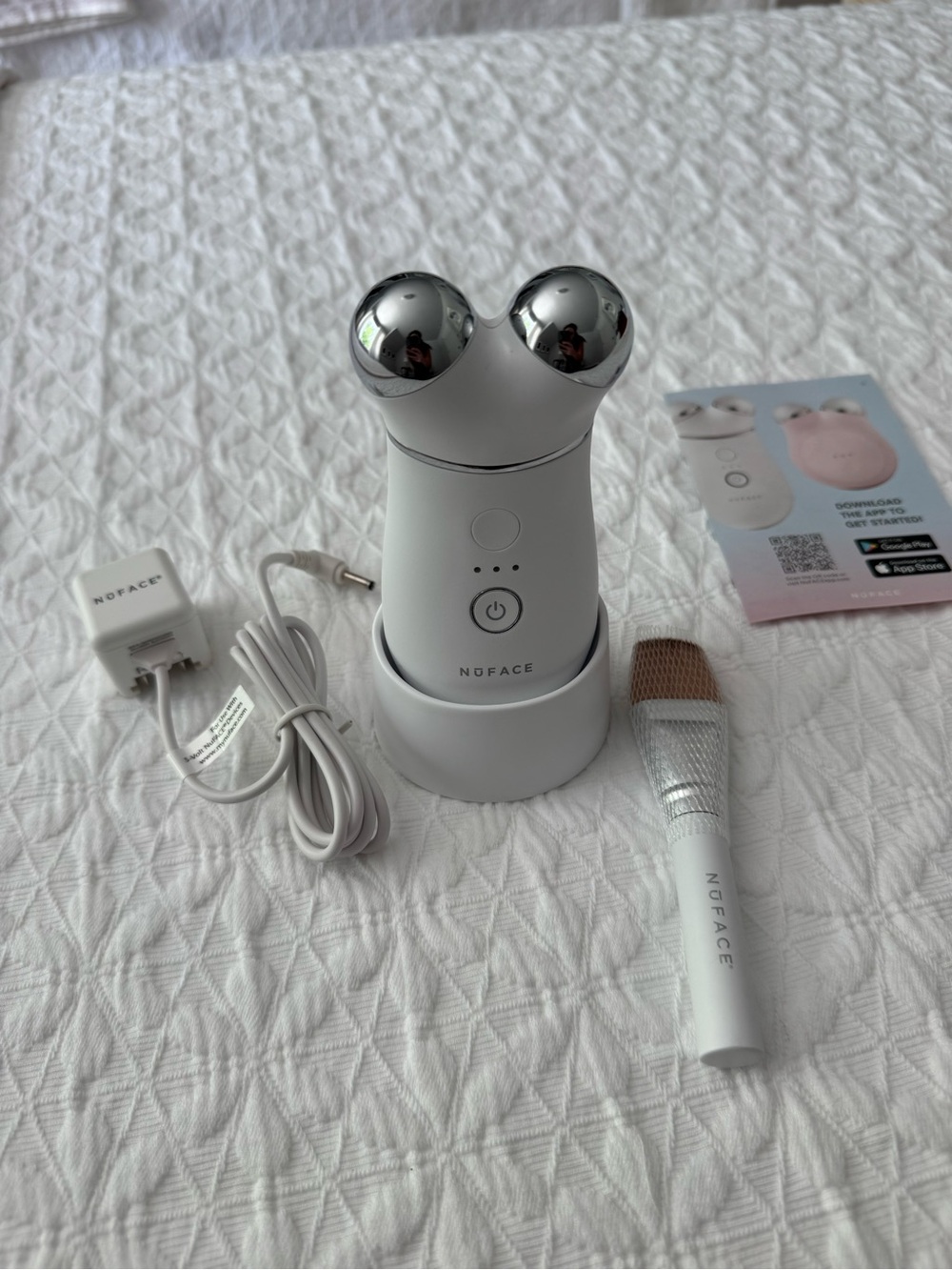 NWOT Nuface Trinity with charger port and brand new brush - Picture 3 of 8
